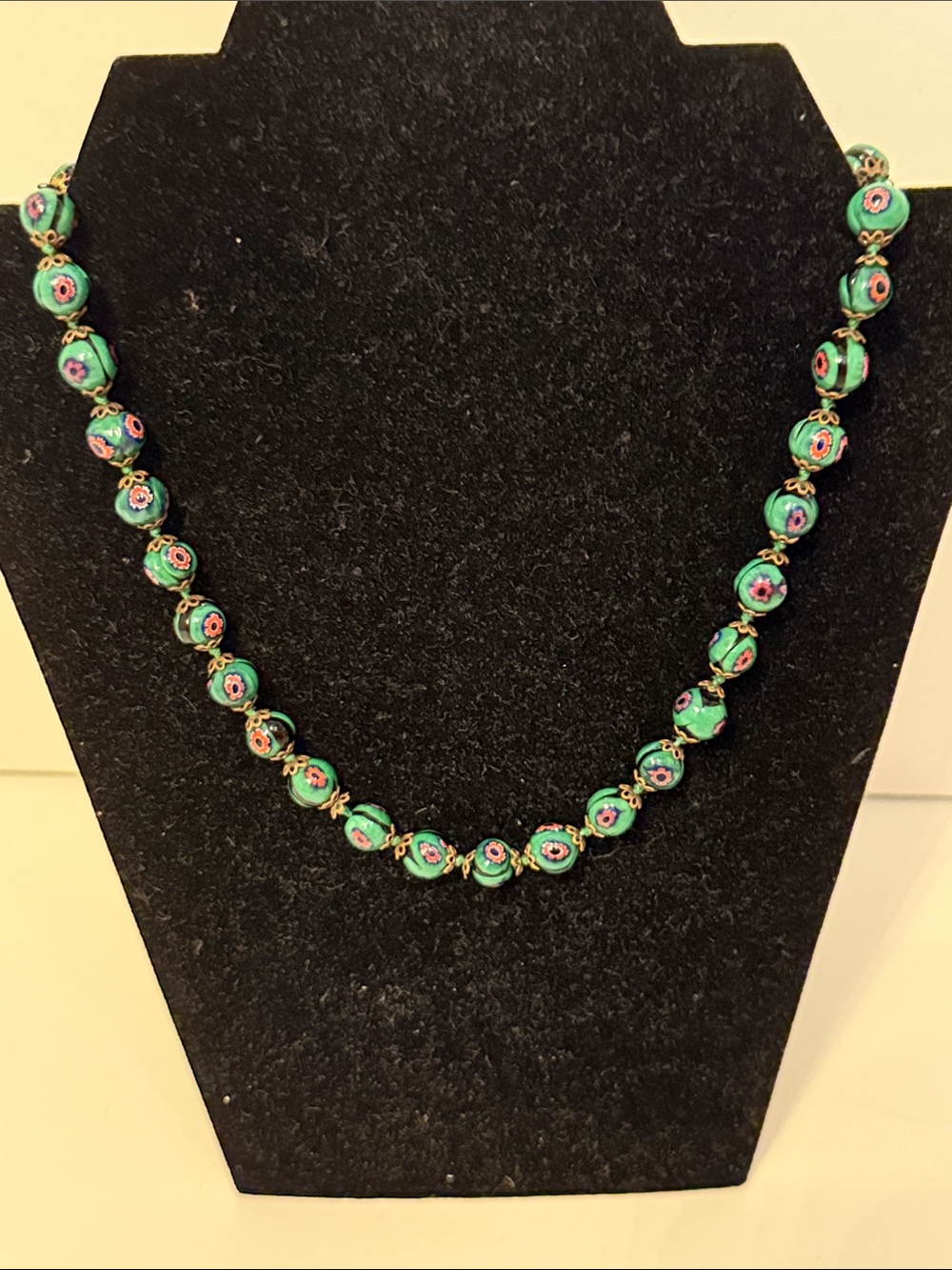 VINTAGE GREEN MURANO OR VENETIAN MILLEFIORI GLASS BEADS NECKLACE EYE FLORAL 17ā